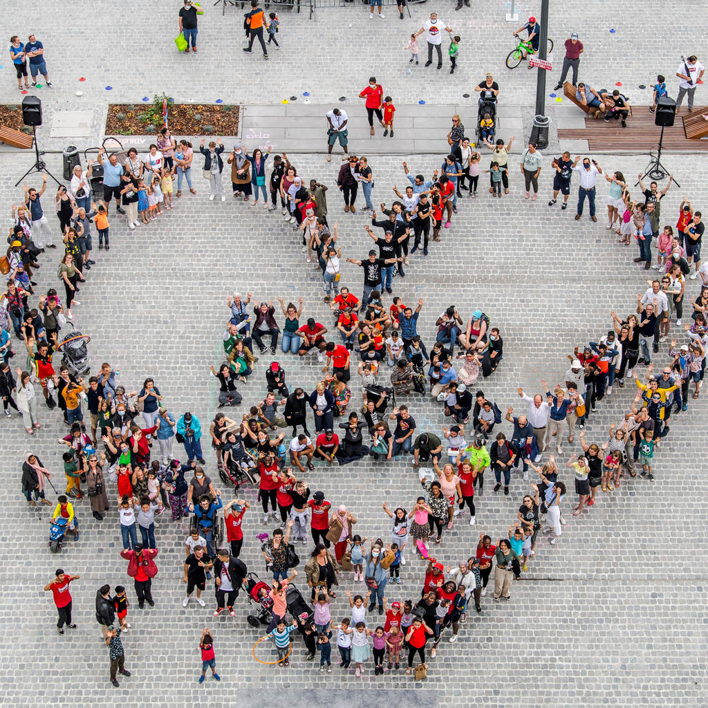 inauguration place bockstael le public forme un coeur