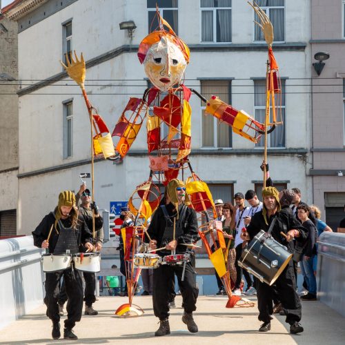 Bridge parade de géant