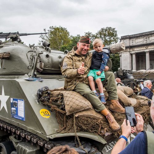 Brussels liberation day enfant avec un miltaire sur un tank