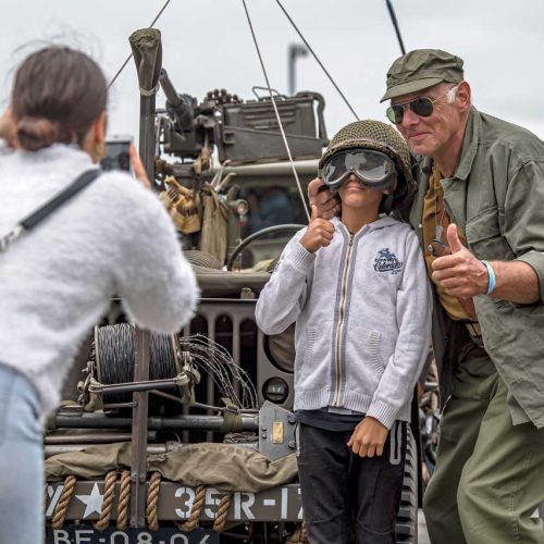 Brussels liberation day un enfant avec un militaire