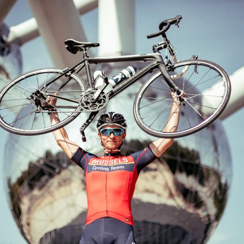 BXL Tour cyclist in front of the Atomium