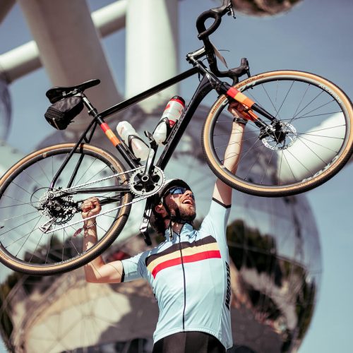 BXL Tour cyclist in front of the Atomium