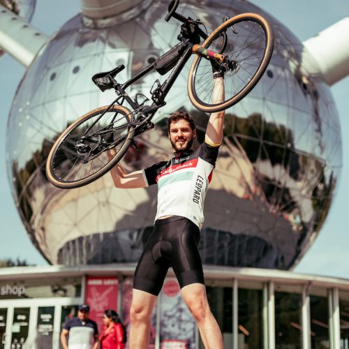 BXL Tour cyclist in front of the Atomium