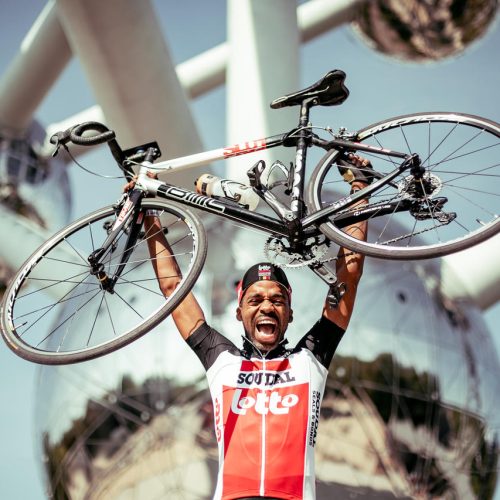 BXL Tour cyclist in front of the Atomium