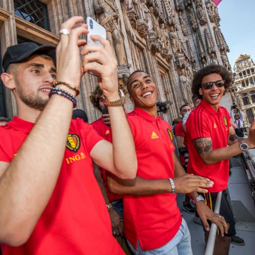 Rode Duivels spelers begroeten het publiek