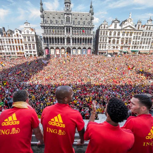 Rode Duivels de spelers voor het publiek op de Grande-Place