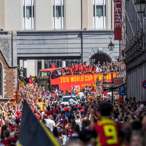 Rode Duivels de spelers marcheren door de straten in een bus