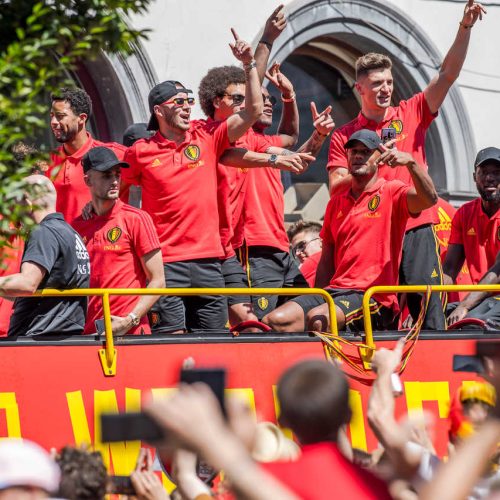 Rode Duivels de spelers marcheren door de straten in een bus