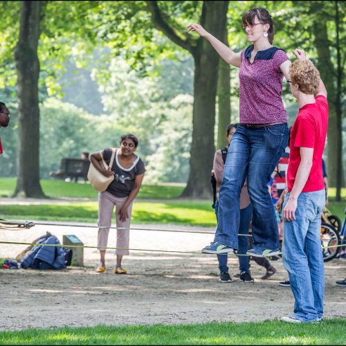 Milieufestival deelnemer loopt op een lijn