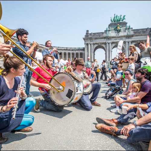 Festival de l'environnement musiciens devant un public