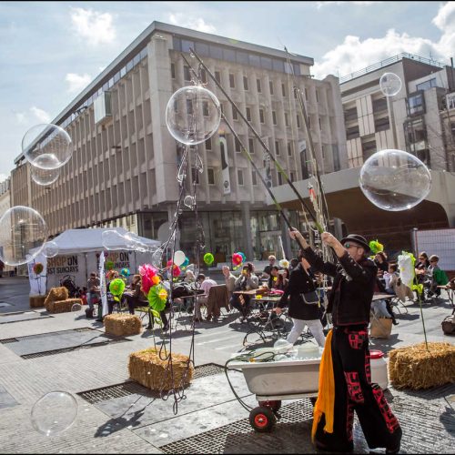 I shop on first sundays spectacle de bulles