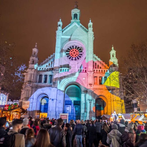 Plaisirs d'hiver projection sur une église