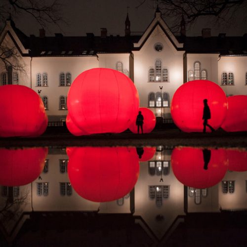 Brussels by light grandes bulles rouge lumineuses