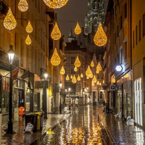 Brussels by light lumières suspendus dans une rue