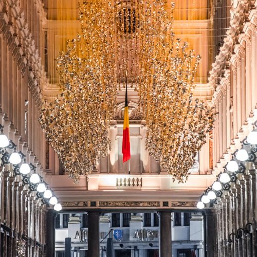 Brussels by light décoration suspendues dans une gallerie