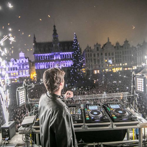 Show Case Grand-Place Dj devant la foule