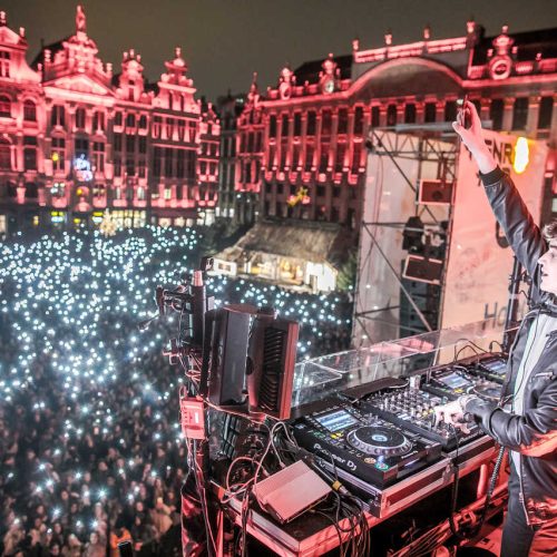 Showcase Grote Markt Dj in front of the crowd